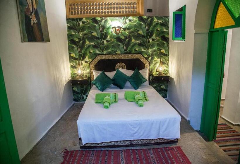 اتاق ساده سه‌ نفره, Dar Merzoga