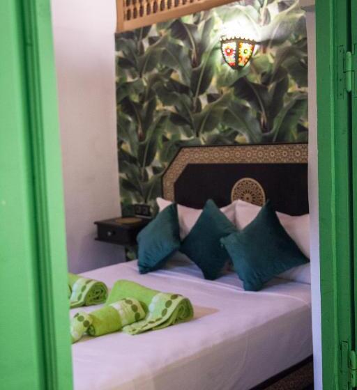 اتاق ساده سه‌ نفره, Dar Merzoga