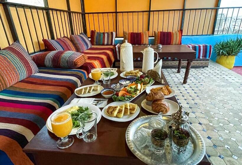 اتاق ساده سه‌ نفره, Dar Merzoga