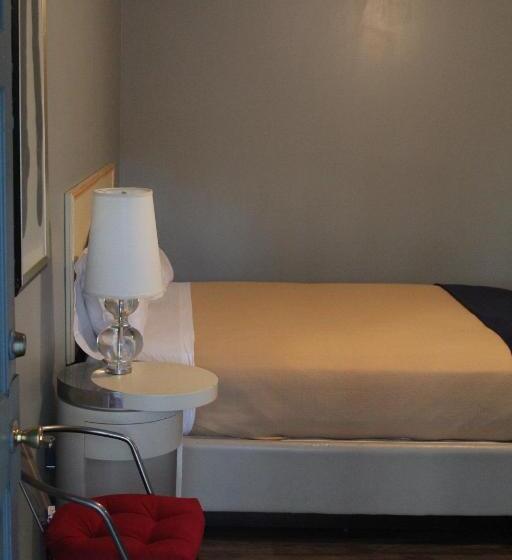 غرفة قياسية فردية, The Grand Motel