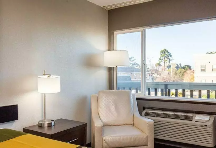 Standard-huone King-vuode, Super 8 By Wyndham Eureka