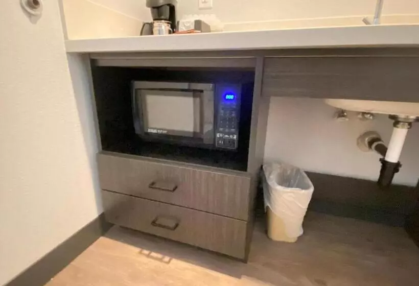 デラックストリプルルーム, Pinetop Studio Suites
