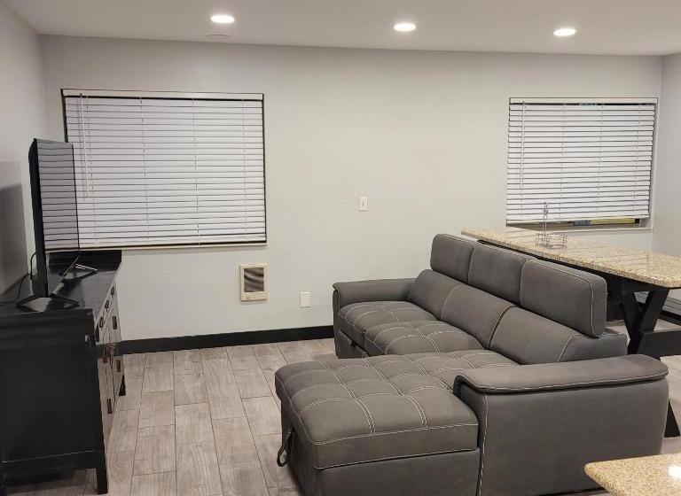 패밀리 스위트, Pinetop Studio Suites