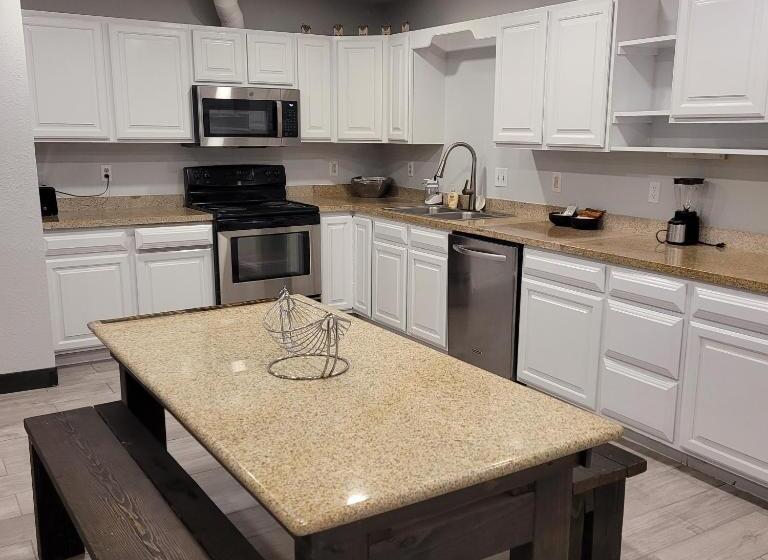 패밀리 스위트, Pinetop Studio Suites