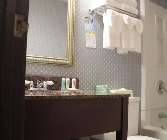 ２ダブルベッドのスタンダードルーム, Quality Inn Cortland   University Area