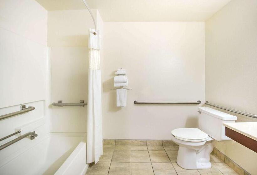 חדר סטנדרט מותאם לאדם עם מוגבלויות, Super 8 By Wyndham Harlingen Tx