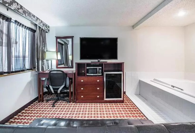 Deluxe Suite King Bed, Super 8 By Wyndham Harlingen Tx