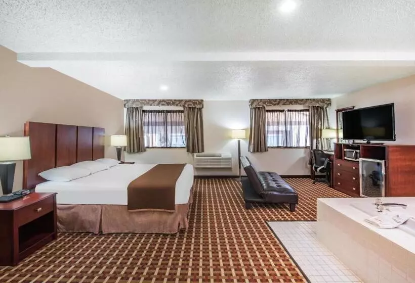 Deluxe Suite King Bed, Super 8 By Wyndham Harlingen Tx