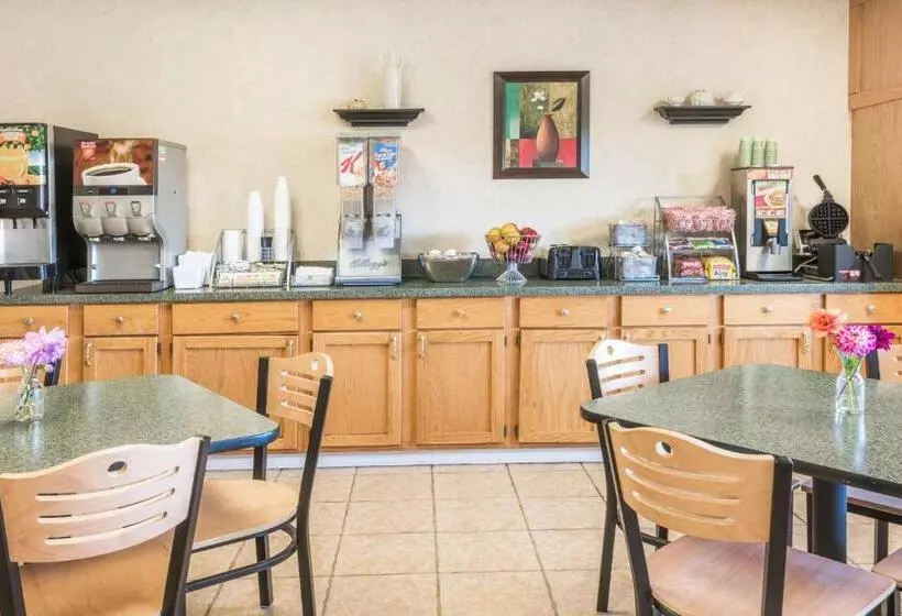 キングサイズベッドのデラックススイート, Super 8 By Wyndham Henrietta/rochester Area