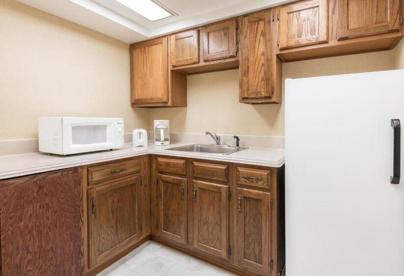 استودیوی لوکس, Super 8 By Wyndham Henrietta/rochester Area