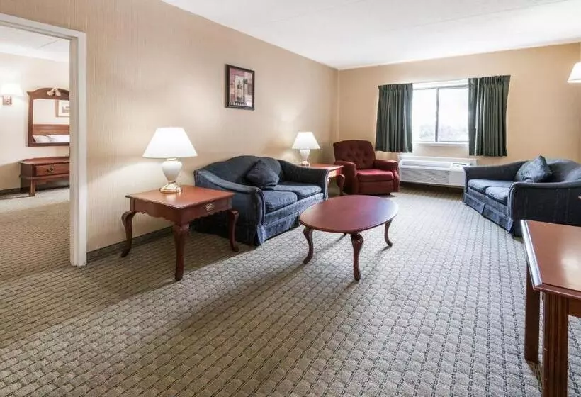 デラックススタジオ, Super 8 By Wyndham Henrietta/rochester Area