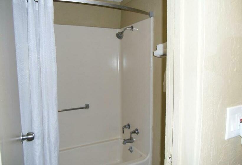 带2个双人床的标准工作室, Super 8 By Wyndham Lantana West Palm Beach