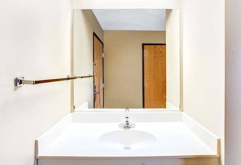 장애인을 위한 스탠다드 룸, Super 8 By Wyndham Mchenry Fox Lake Area