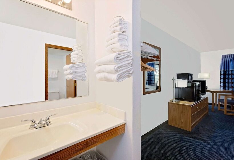 جناح, Super 8 By Wyndham St. James