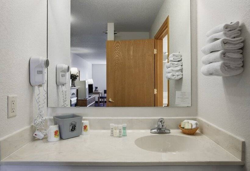 جناح, Super 8 By Wyndham St. James