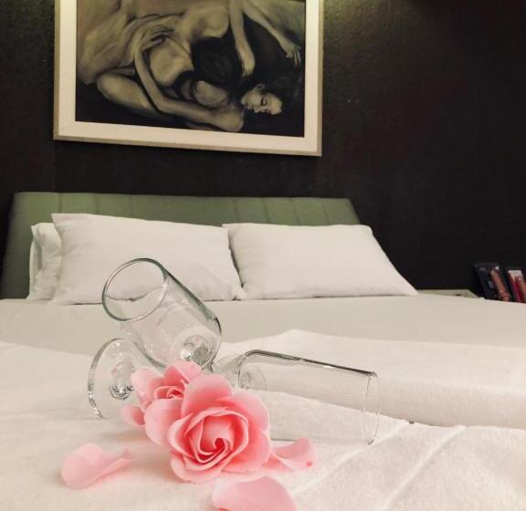 带大床的套房, Motel Anonimus