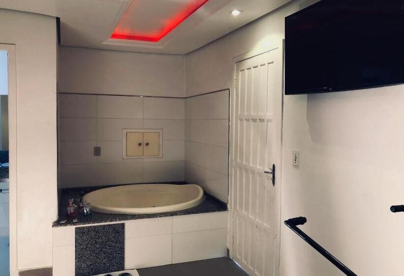 带大床的套房, Motel Anonimus