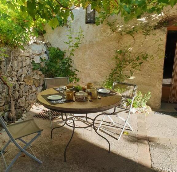 Standard room with outdoor bath, Mas De Reilhanette