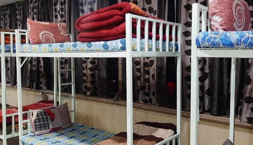 Quarto Quádruplo Clássico, Qube House Bnb