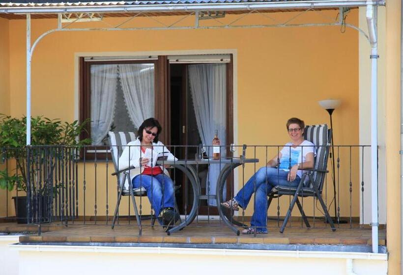 غرفة قياسية مزوَّدة بشُرفة, Ferienweingut Serwaziwein