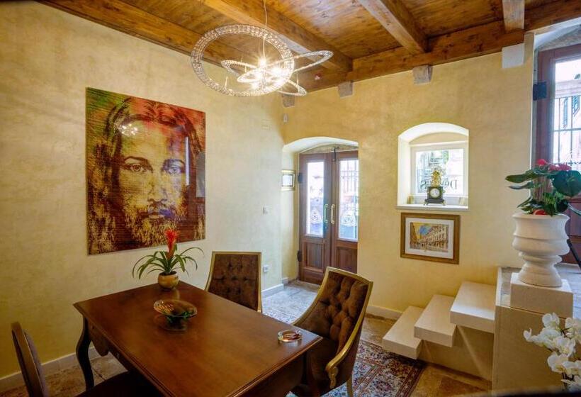 جناح إدارى, Dominus Little Palace