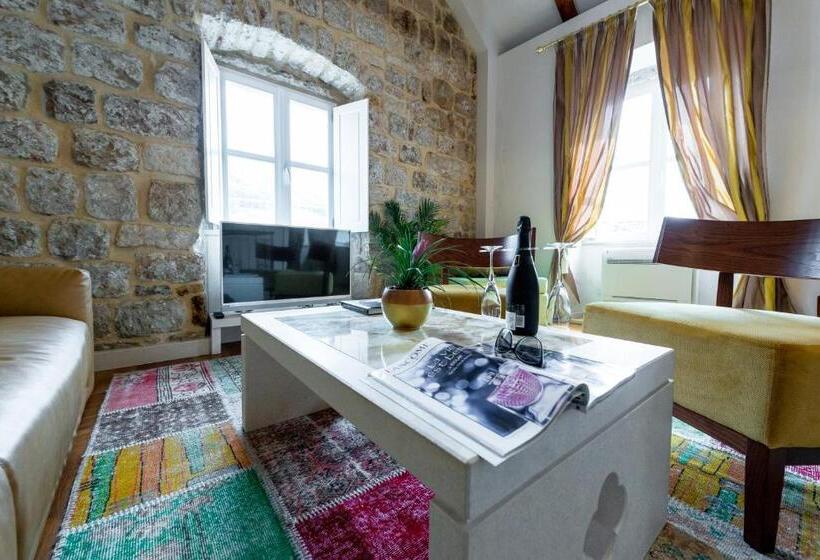 جناح إدارى, Dominus Little Palace