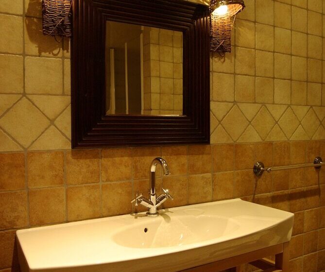 スタンダード4人部屋, Galindia Refugia