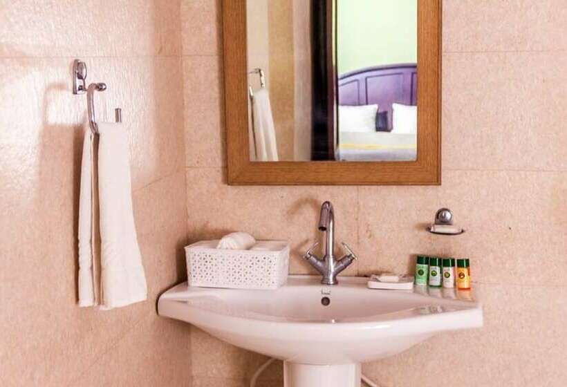 سوییت خانوادگی, The Camphor Tree Pura Stays