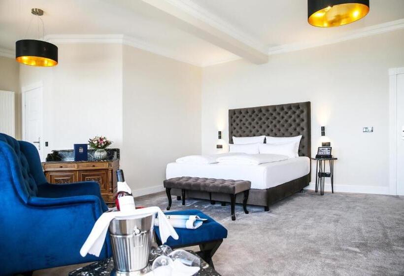 جناح جونيور مطلّ علي البحر, Meergut Hotels