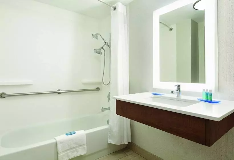 身障者適用スイートルーム, Holiday Inn Express Hartford South   Rocky Hill, An Ihg