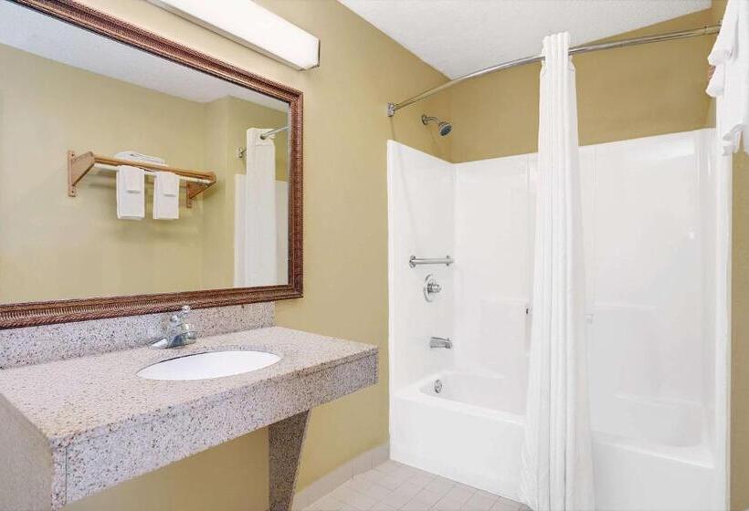 غرفة قياسية سرير كينج, Super 8 By Wyndham Forest Park