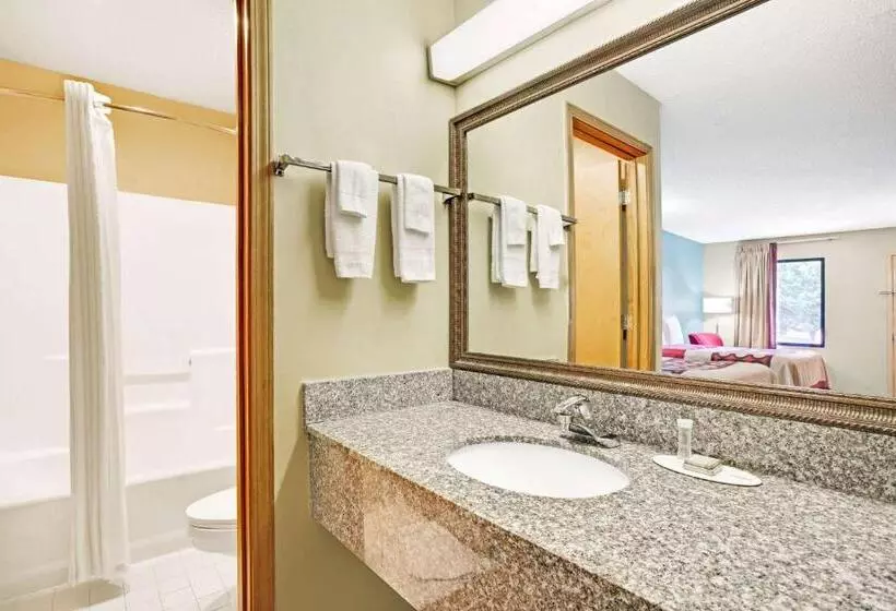 اتاق استاندارد با 2 تخت دوبل, Super 8 By Wyndham Forest Park