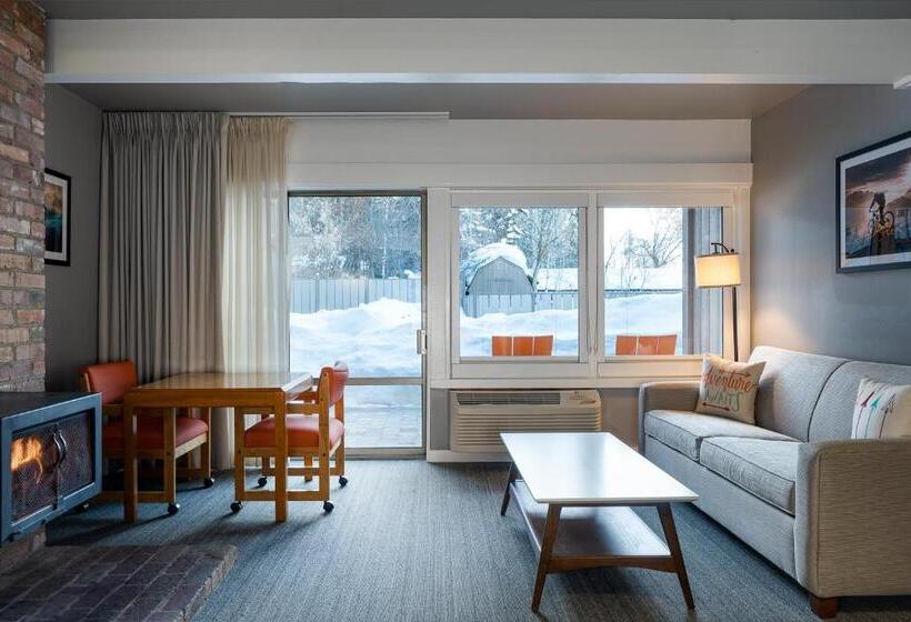 스탠다드 룸 킹사이즈 침대, Tamarack Lodge