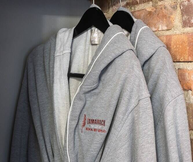 جناح, Tamarack Lodge