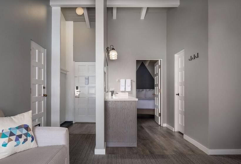 جناح, Tamarack Lodge