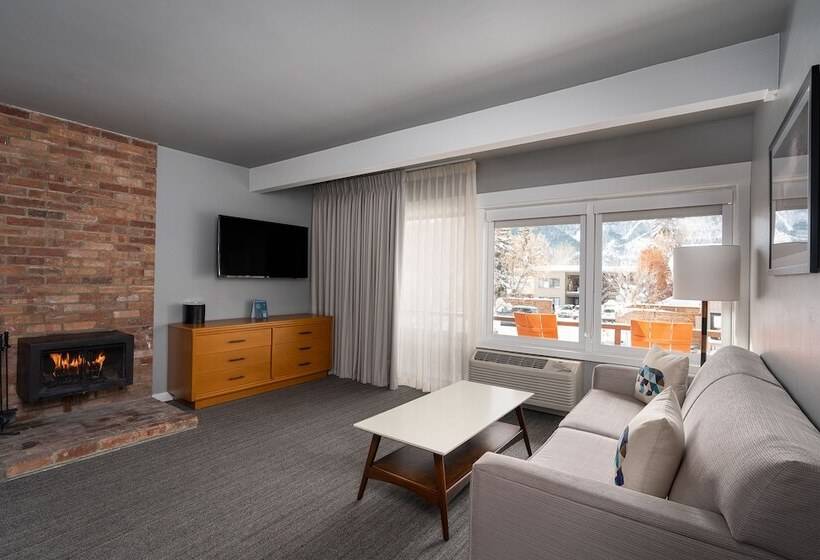 جناح, Tamarack Lodge