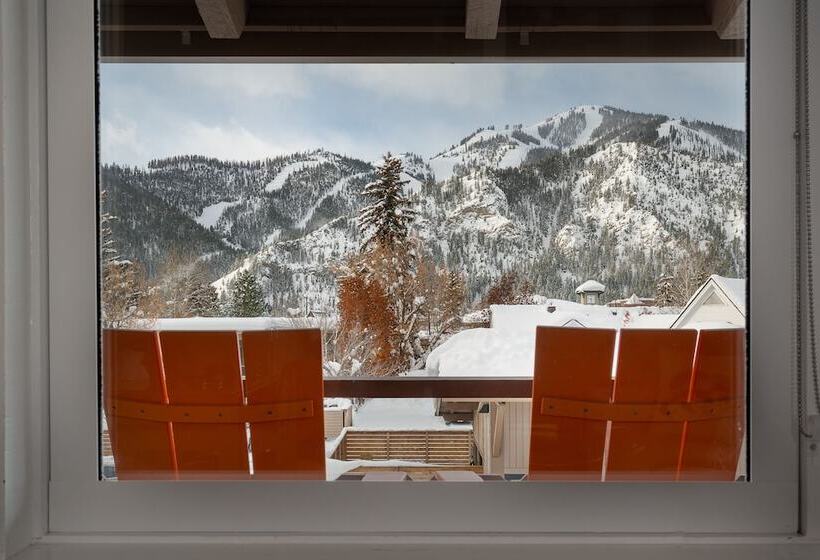 جناح, Tamarack Lodge