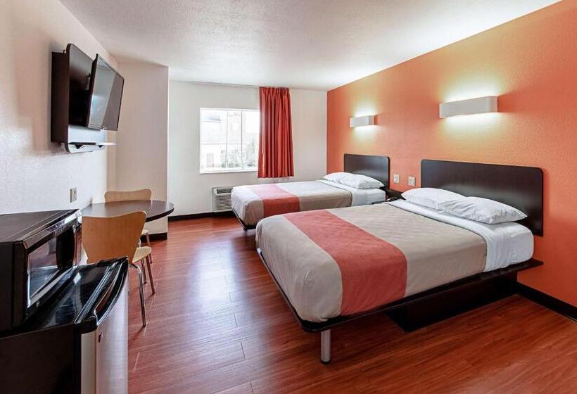 四人标准间, Motel 6lebanon, In