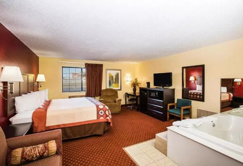 Deluxe Suite King Bed, Baymont By Wyndham Cedar Rapids