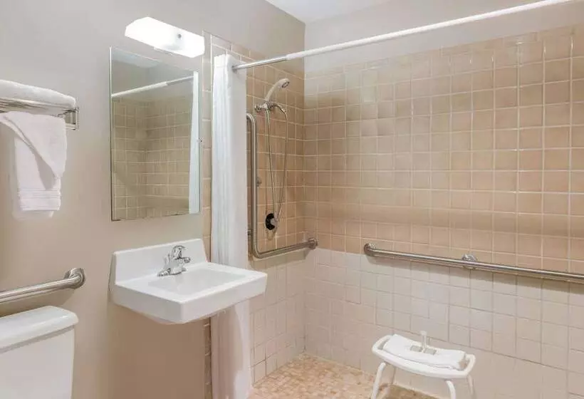 Standard-invahuone, Super 8 By Wyndham Madison