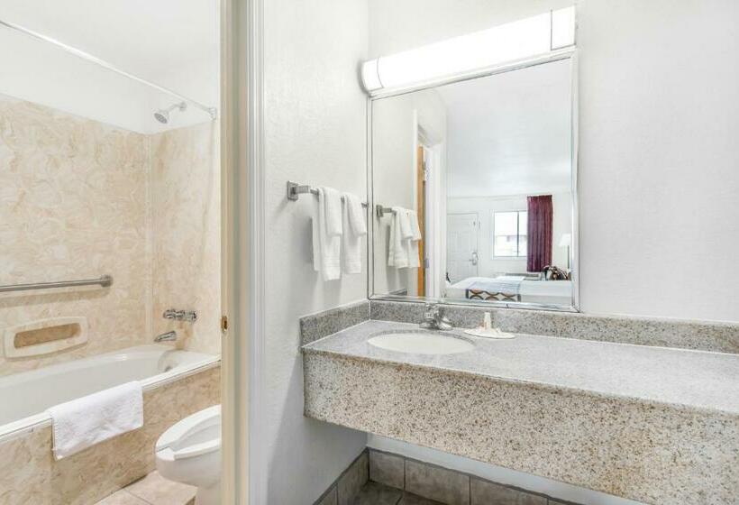 חדר סטנדרט עם מיטת קינג, Super 8 By Wyndham Santee