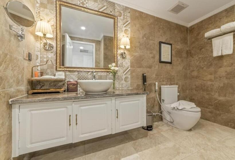 סוויטה משפחתית, Anik Palace