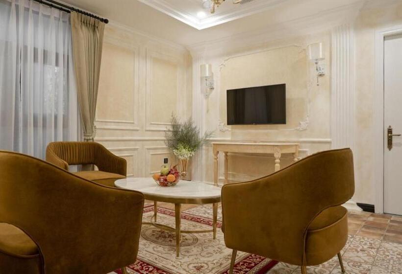 סוויטה משפחתית, Anik Palace