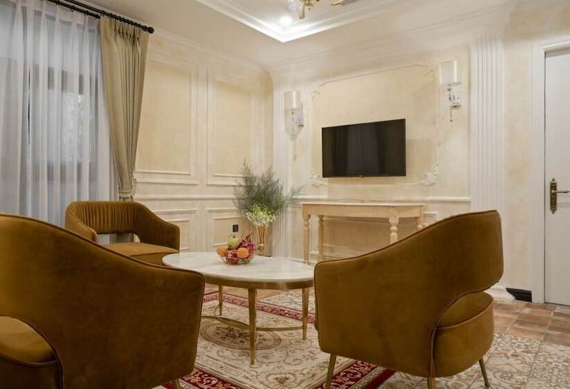 סוויטה משפחתית, Anik Palace