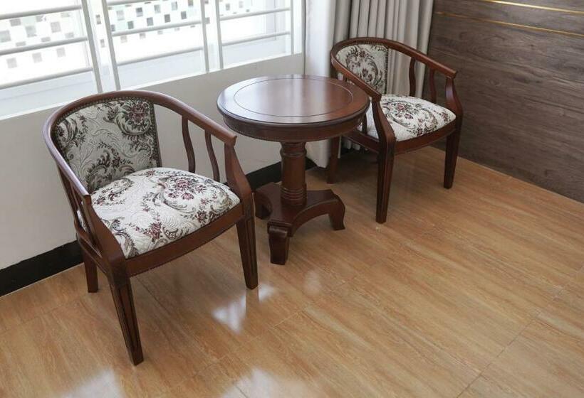 מיטת קינג בסוויטה, Apple Hotel Three   Near Pnh Airport