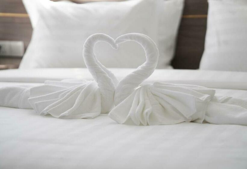 חדר סופריור לארבעה, Apple Hotel Three   Near Pnh Airport