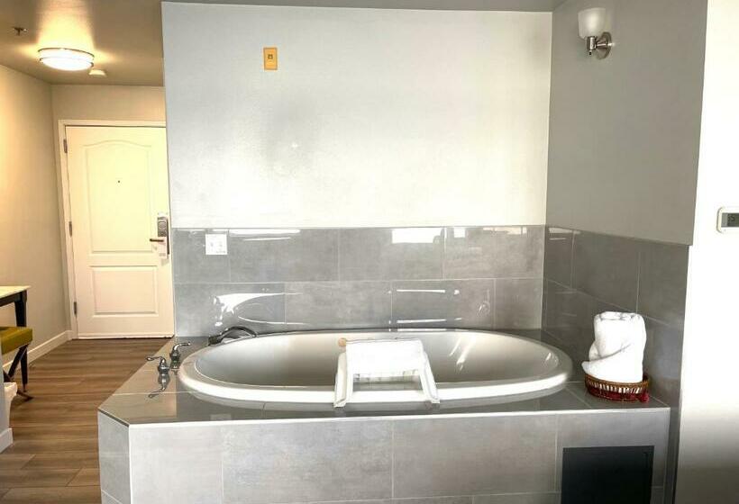 غرفة بريميوم, Tides Inn & Suites