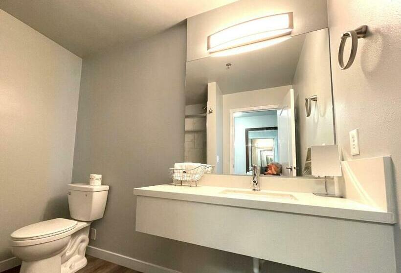 غرفة بريميوم, Tides Inn & Suites