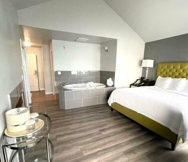 غرفة بريميوم, Tides Inn & Suites