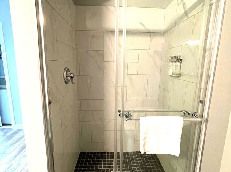 غرفة بريميوم, Tides Inn & Suites